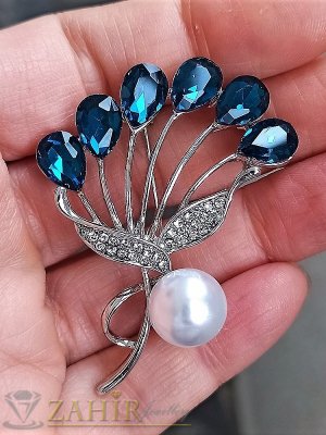 Кристална  брошка с изящна бяла перла и  фасетирани сини камъни, размер 6 на 4 см, сребриста основа - B1334